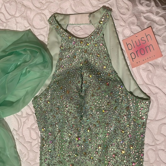 Prom dress. STUNNING backless long dress w slit - Picture 1 of 4